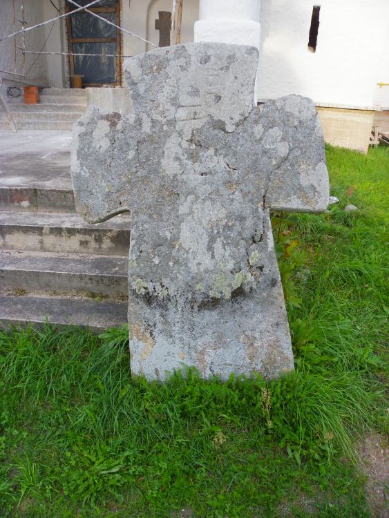 Церковь Петра и Павла (новая), Спицино (Гдовский район, Псковская область). дополнительная информация, Старый каменный крест