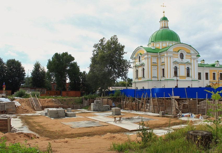 Тверь. Собор Спаса Преображения (новый). документальные фотографии, Котлован собора на фоне домовой церкви Путевого дворца. По состоянию на август 2015 г. работы не ведутся