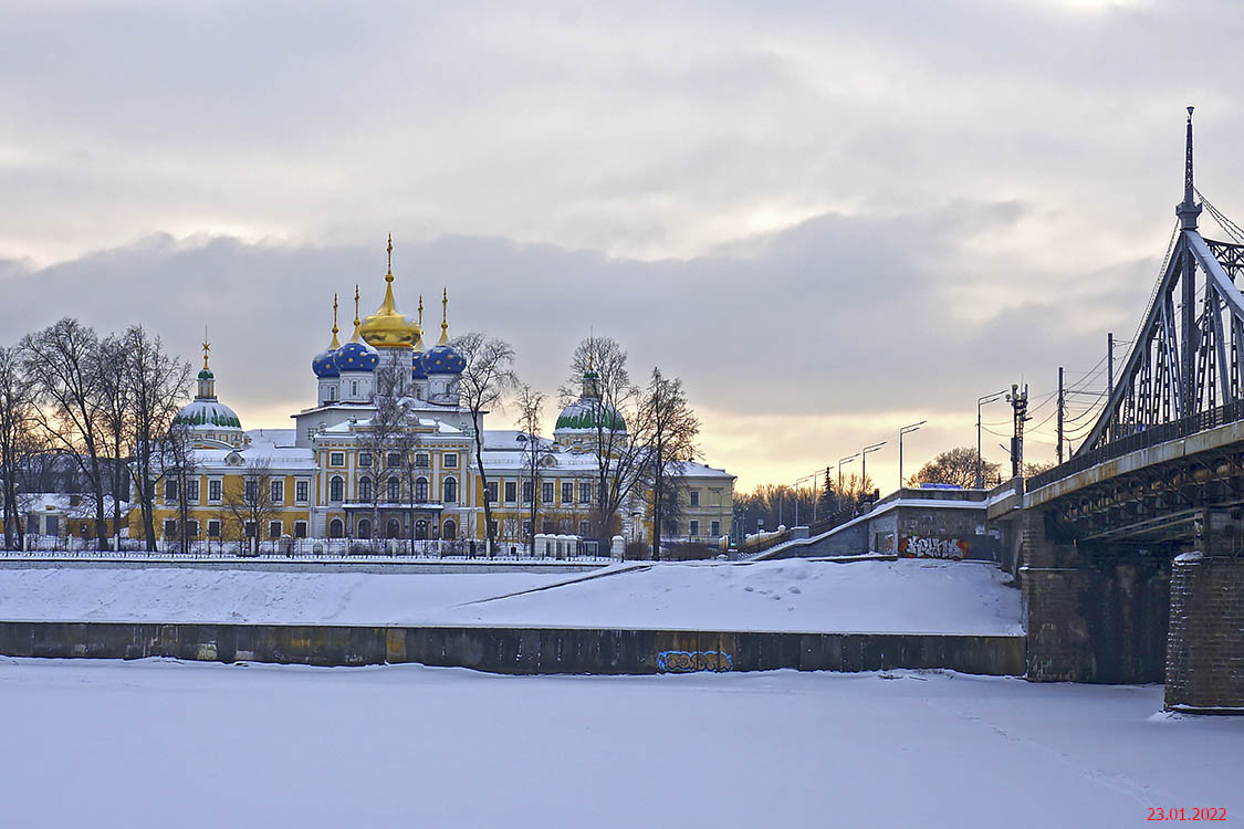 Тверь. Собор Спаса Преображения (новый). общий вид в ландшафте