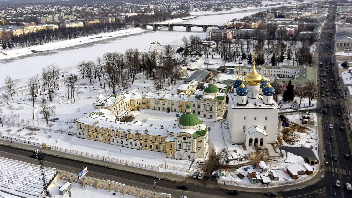 Тверь. Собор Спаса Преображения (новый). общий вид в ландшафте