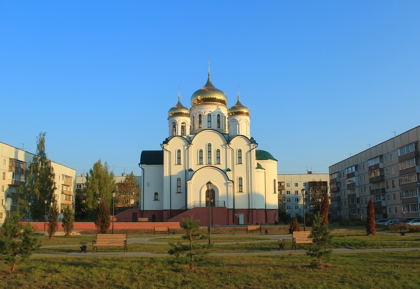 Великие Луки. Церковь Тихона, Патриарха Всероссийского. общий вид в ландшафте