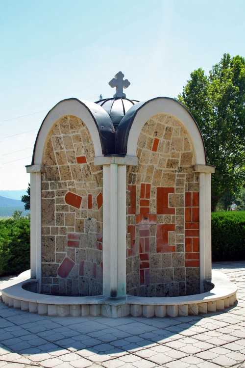 Требинье. Монастырь Херцеговачка-Грачаница. архитектурные детали, питьевой фонтан