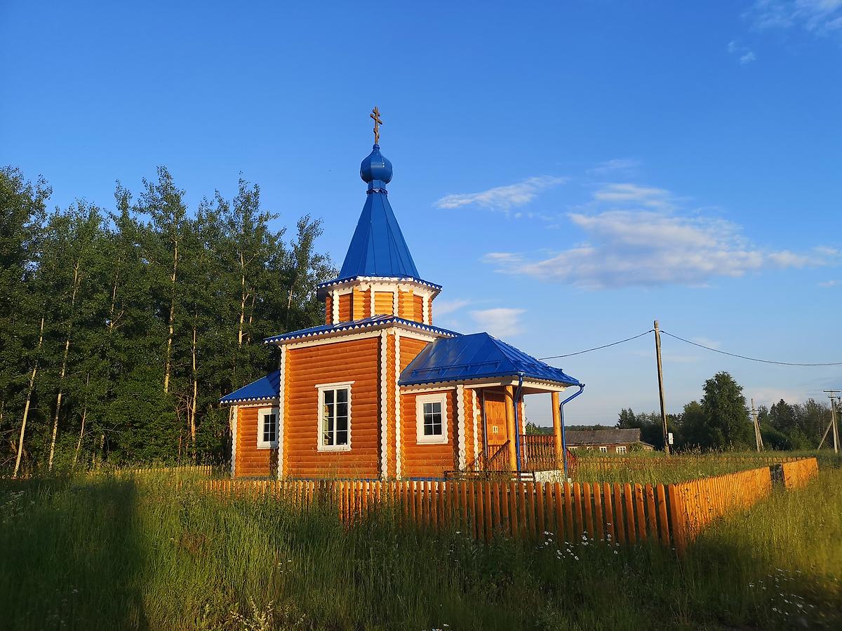 общий вид в ландшафте. Церковь Рождества Пресвятой Богородицы (новая), Первомайское (Великоустюгский район, Вологодская область)
