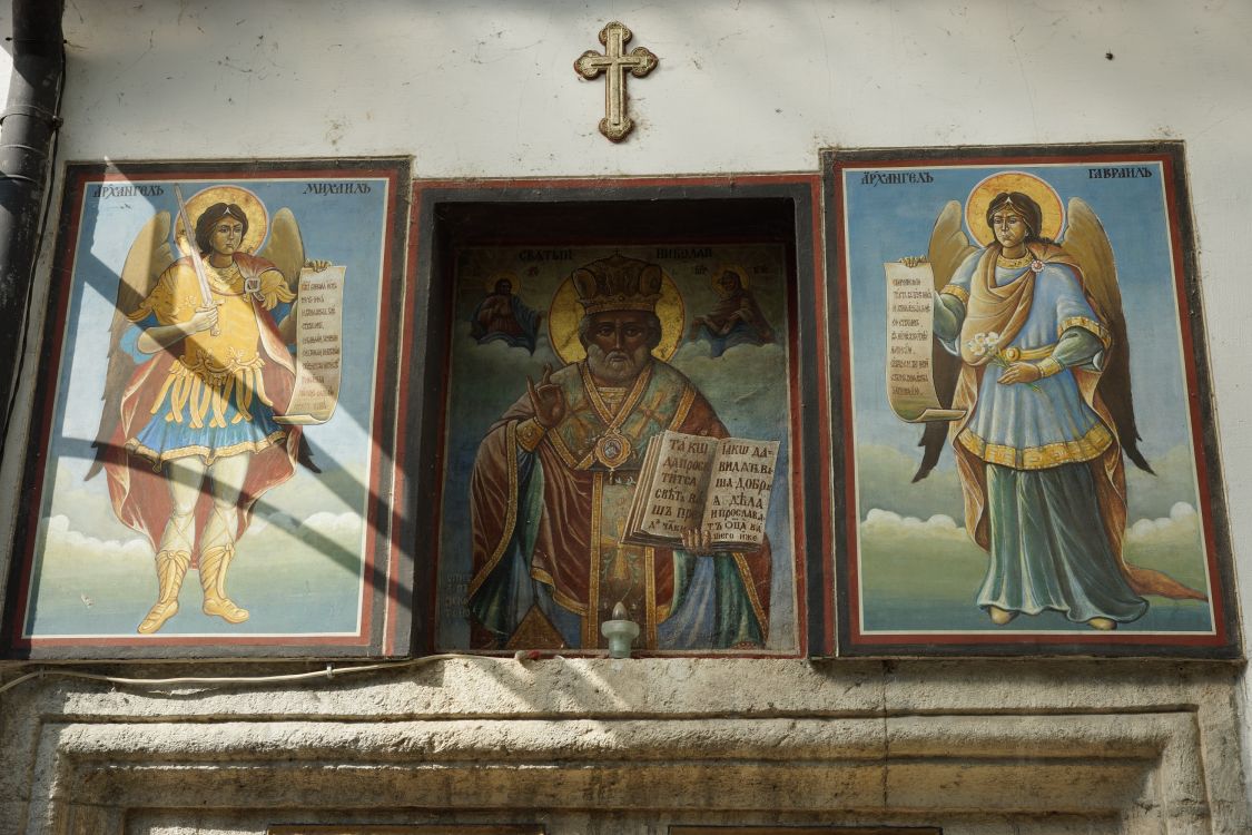 Церковь Николая Чудотворца, Плевен (Плевенская область, Болгария). архитектурные детали, Изображения над южным порталом