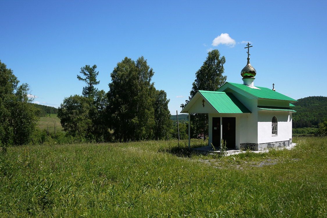 Церковь Андрея Первозванного, Нижняя Сатка (Саткинский район, Челябинская область). фасады, Общий вид в пейзаже