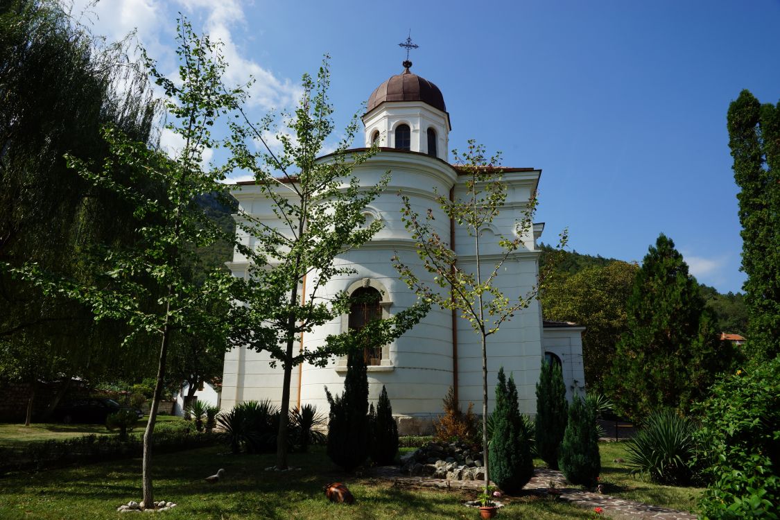 Враца. Церковь Константина и Елены. общий вид в ландшафте