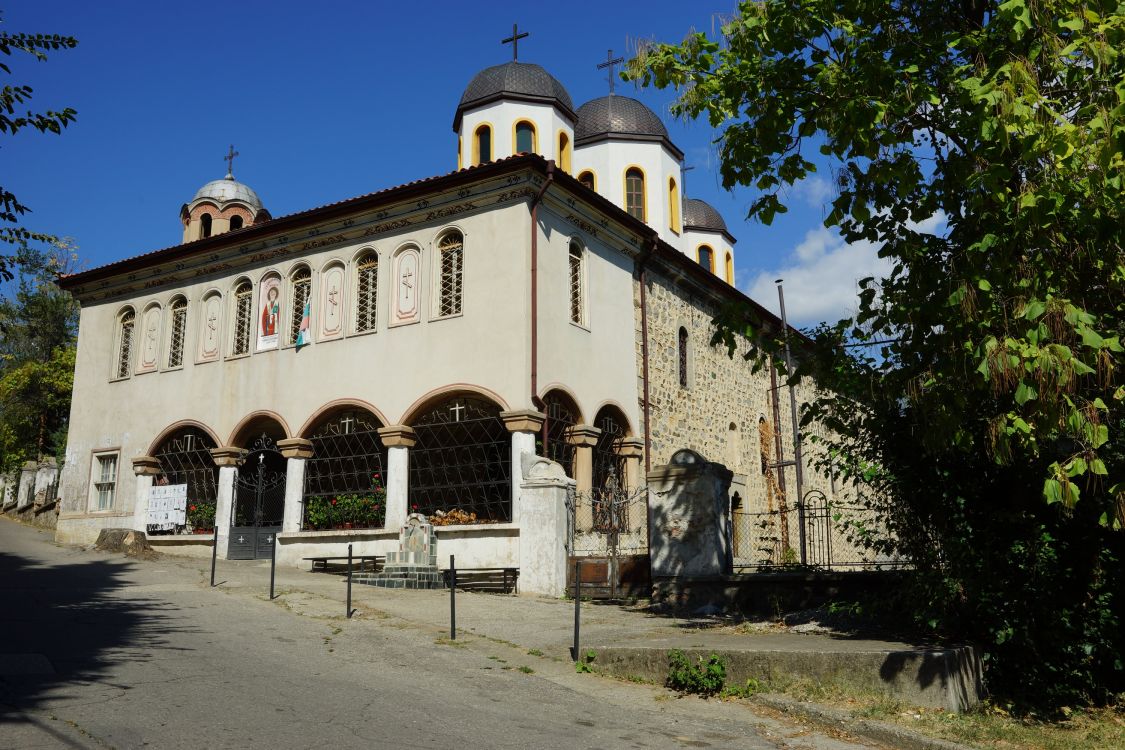 Церковь Николая Чудотворца, Рила (Кюстендилская область, Болгария). общий вид в ландшафте