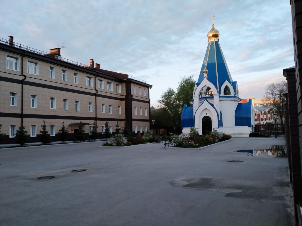 Рязань. Церковь Георгия Победоносца при РВВДКУ. общий вид в ландшафте