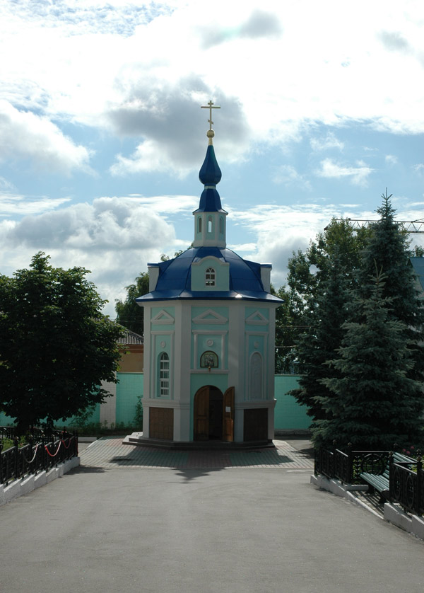 Курск. Часовня Серафима Саровского при кафедральном соборе. общий вид в ландшафте