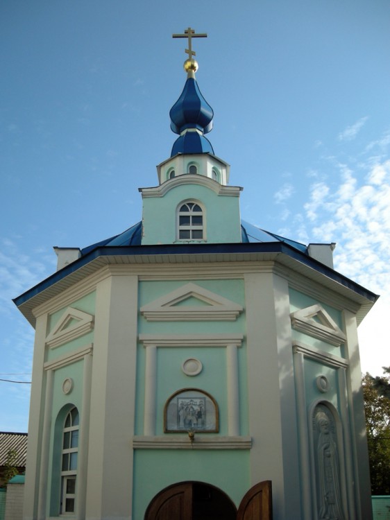 Часовня Серафима Саровского при кафедральном соборе, Курск (Курск, город, Курская область). архитектурные детали, Часовня на территории Сергиево-Казанского кафедрального собора  была построена к празднованию 250-летия со дня рождения преподобного Серафима Саровского. 