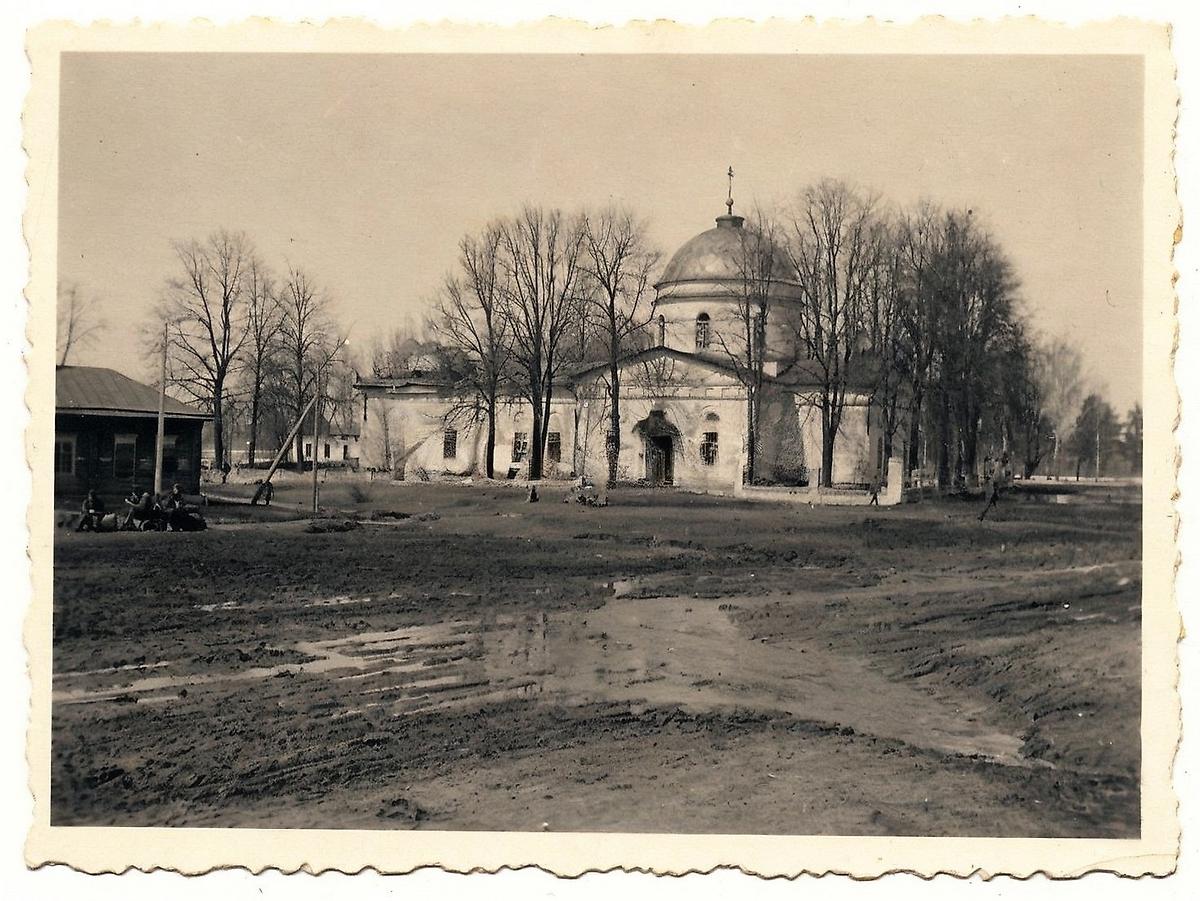 Храм после подрыва колокольни. Фото 1942 г. с аукциона e-bay.de, архивная фотография. Церковь Казанской иконы Божией Матери (старая), Букань (Людиновский район, Калужская область)