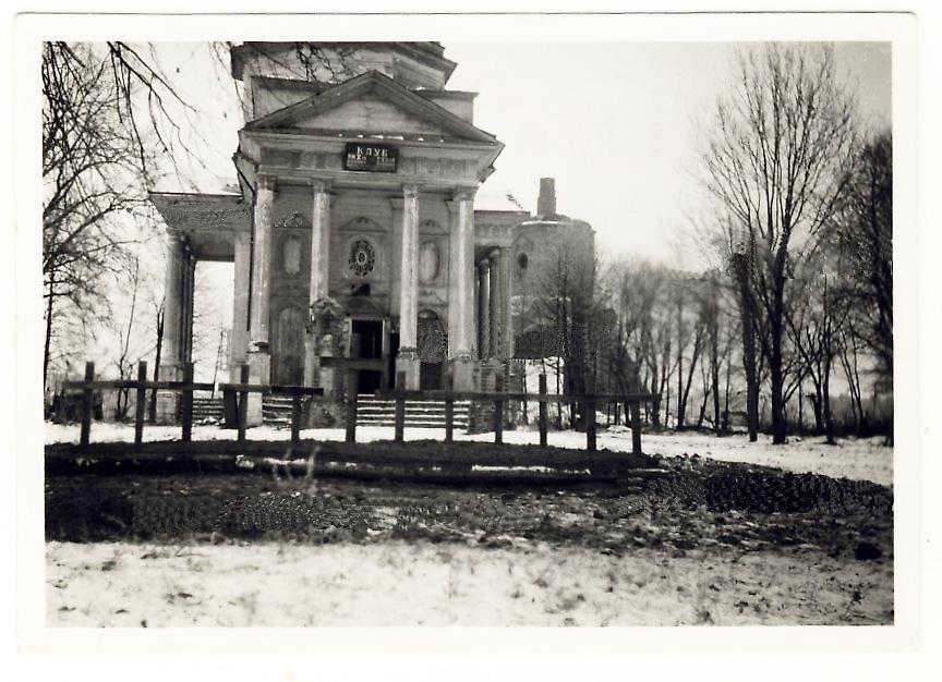 Фото 1941 г. с аукциона e-bay.de. Справа видна одноимённая каменная церковь 1905 г. постройки, архивная фотография. Церковь Покрова Пресвятой Богородицы (деревянная), Ошейкино (Лотошинский городской округ, Московская область)