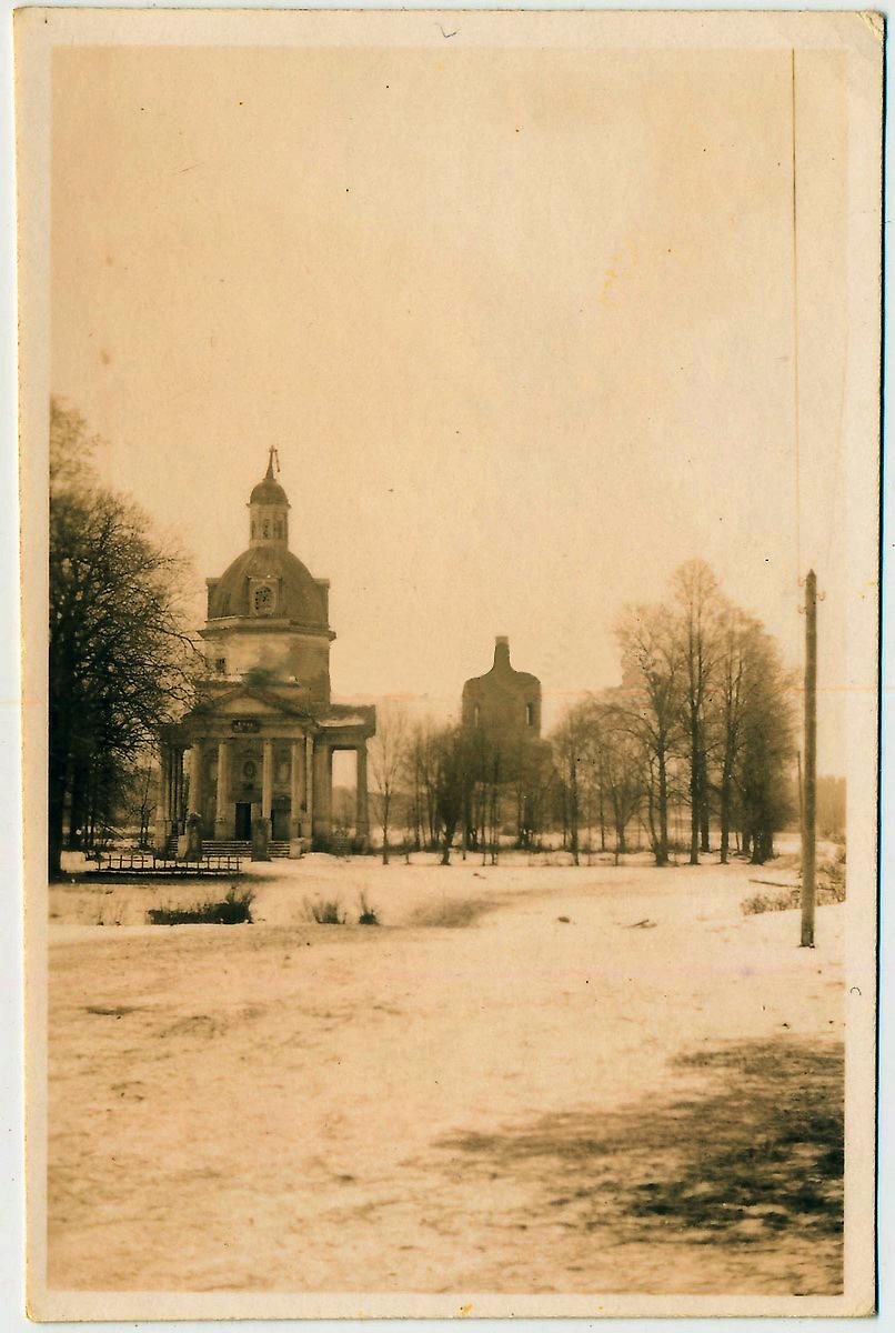 Фото 1941 г. с аукциона e-bay.de. Справа видна одноимённая каменная церковь 1905 г. постройки, архивная фотография. Церковь Покрова Пресвятой Богородицы (деревянная), Ошейкино (Лотошинский городской округ, Московская область)