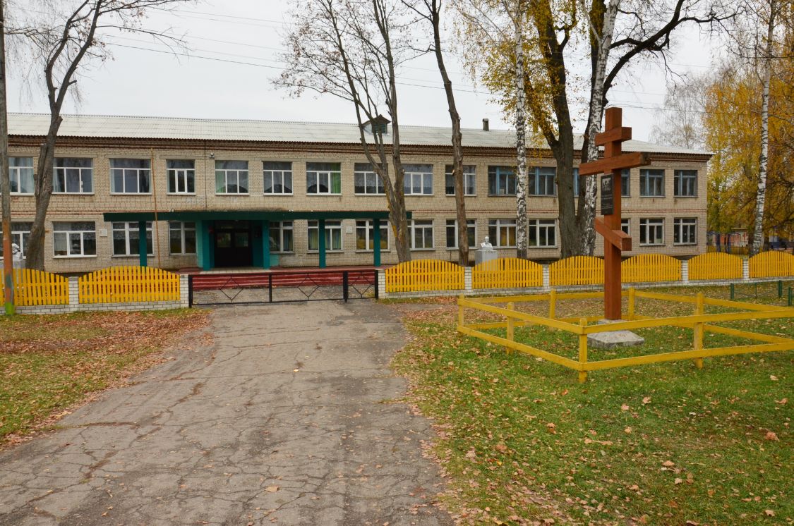 Церковь Успения Пресвятой Богородицы в Медвёдовке, Медвёдово (Клинцовский район, Брянская область). общий вид в ландшафте