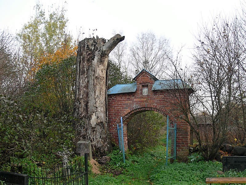Церковь Преображения Господня, Колпино (Печорский район, Псковская область). дополнительная информация, Восточные ворота