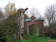 Церковь Преображения Господня, Восточные ворота<br>, Колпино, Печорский район, Псковская область
