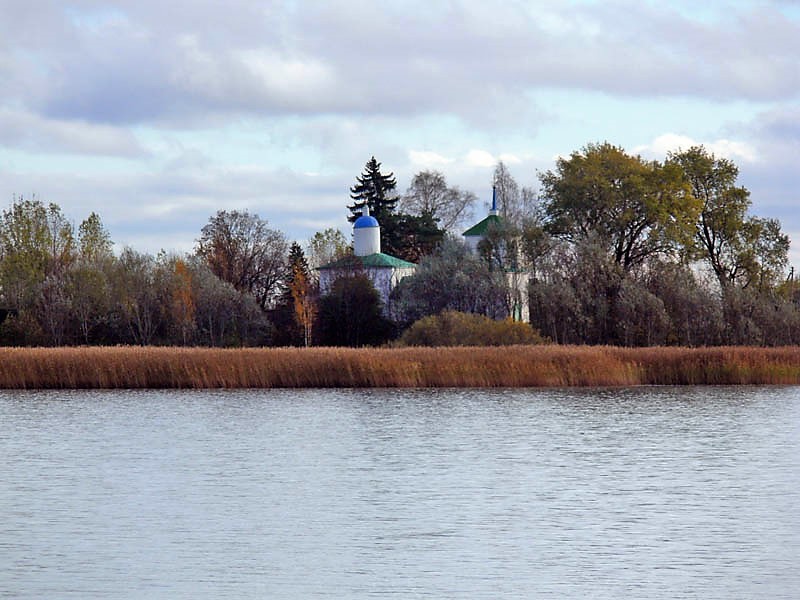 Церковь Преображения Господня, Колпино (Печорский район, Псковская область). общий вид в ландшафте, Вид с Псковского озера