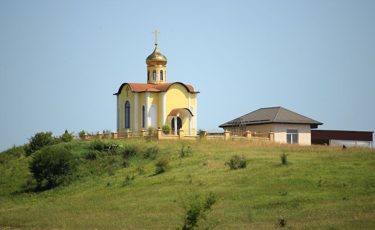 Часовня Илии Пророка, Суворовская (Предгорный район, Ставропольский край). общий вид в ландшафте