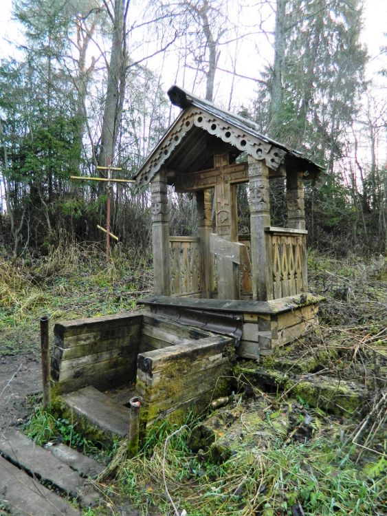 Неизвестная часовня, Трощейково (Дмитровский городской округ, Московская область). интерьер и убранство, Поклонный крест над источником 
