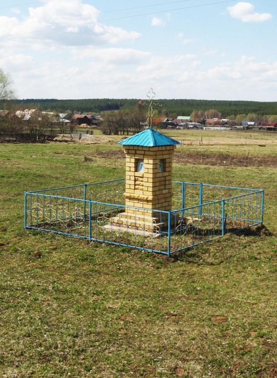Неизвестная часовня, Ярамор (Волжский район и г. Волжск, Республика Марий Эл). фасады, Вид с трассы при въезде в деревню со стороны  д. Петьял