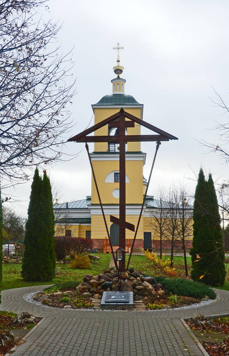 Церковь Покрова Пресвятой Богородицы (старая), Рузино (Химкинский городской округ, Московская область). общий вид в ландшафте