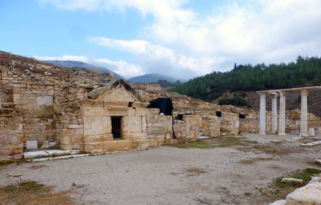 Памуккале (Иераполис). Церковь Филиппа апостола. интерьер и убранство, Место погребения слева, главный алтарь справа.