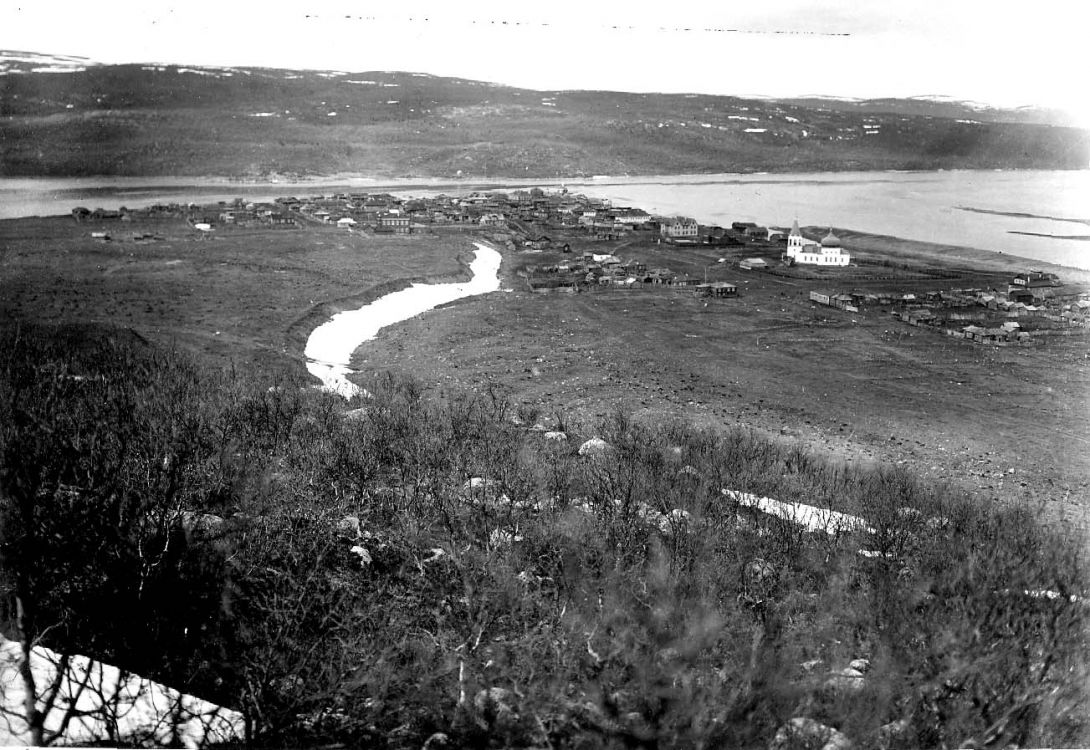 Кола. Часовня Трифона Печенгского. архивная фотография, 1914, часовня стоит на дальнем плане (у залива). Фото из фондов финского национального музея 