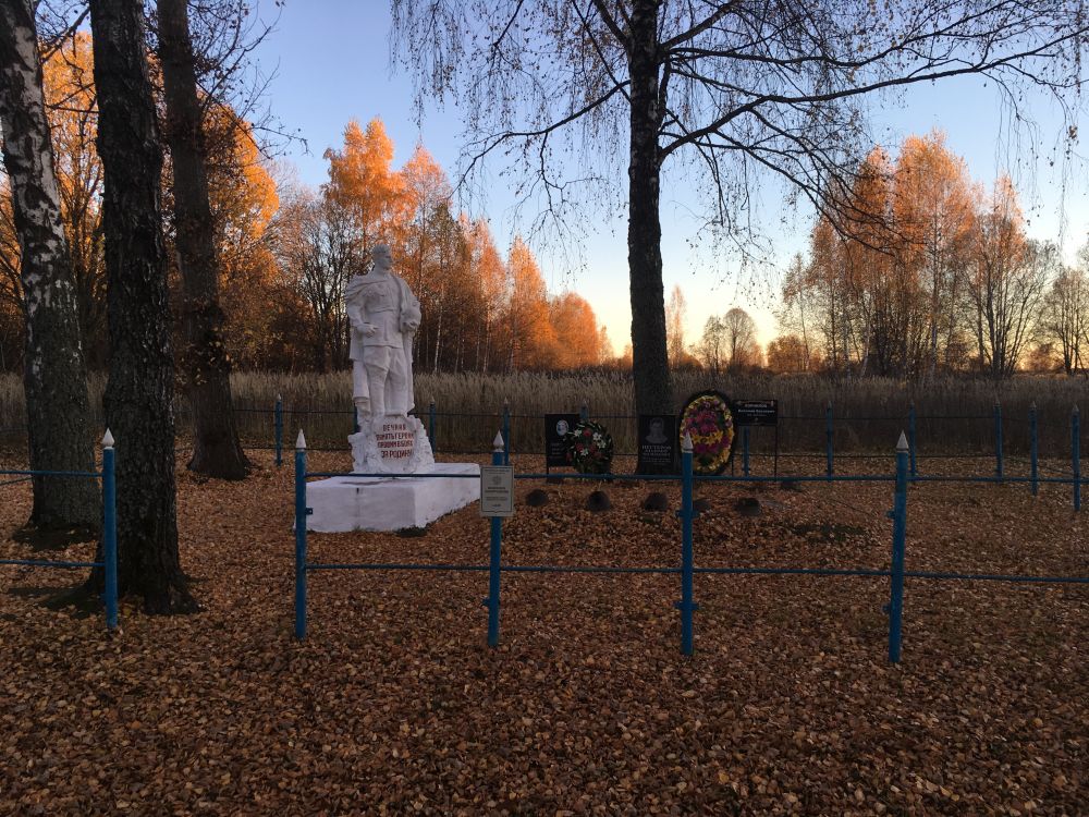 Церковь Димитрия Солунского, Медынцево (Ульяновский район, Калужская область). дополнительная информация, Храмовое место за братским захоронением (вид с северной стороны)