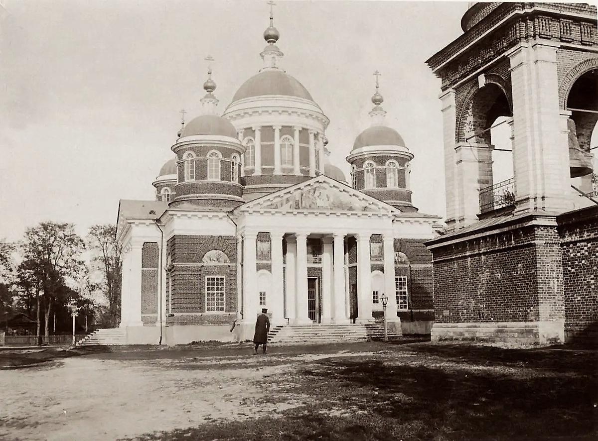 Богоявленская церковь, построенная по проекту М. П. Коринфского в 1816 г. Фото 1890-1900 гг. С сайта: pastvu.com, архивная фотография. Церковь Богоявления Господня, Павлово (Павловский район, Нижегородская область)