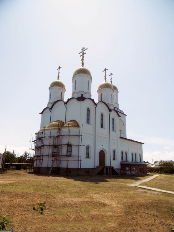 Церковь Николая Чудотворца, Запорожская (Темрюкский район, Краснодарский край). фасады, Вид храма от церкви Стефана архидиакона