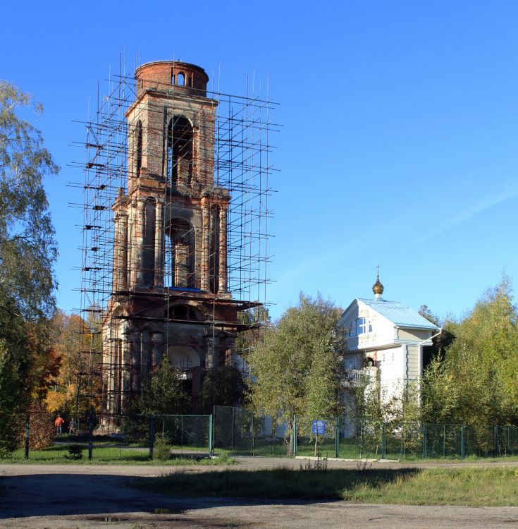 Воронино. Часовня Троицы Живоначальной (?). фасады, Слева колокольня разрушенной церкви, справа новопостроенная часовня.