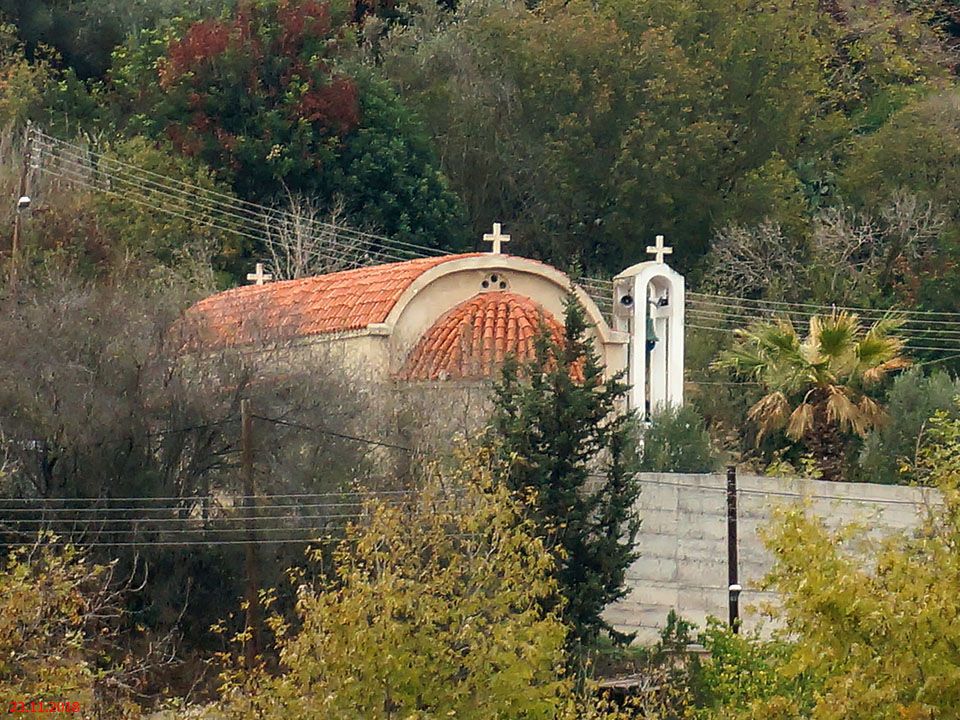Церковь Михаила Архангела, Скулли (Пафос, Кипр). общий вид в ландшафте
