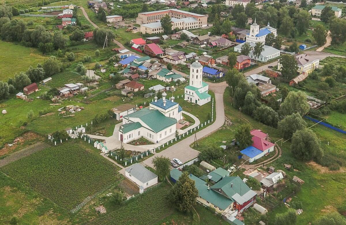 Храмовый комплекс. Собор Троицы Живоначальной и церковь Иоанна Милостивого, Цивильск (Цивильский район, Республика Чувашия). общий вид в ландшафте, аэросъемка, вид сверху
