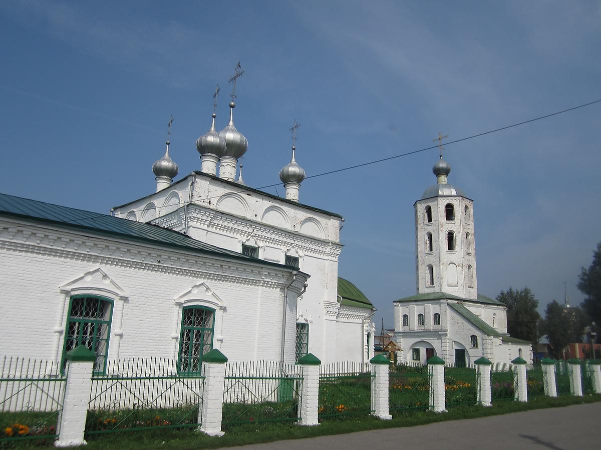общий вид в ландшафте. Храмовый комплекс. Собор Троицы Живоначальной и церковь Иоанна Милостивого, Цивильск (Цивильский район, Республика Чувашия)