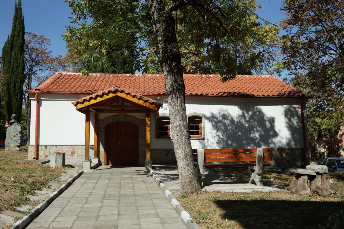 Часовня Кириакии Никомидийской, Асеновград (Пловдивская область, Болгария). общий вид в ландшафте