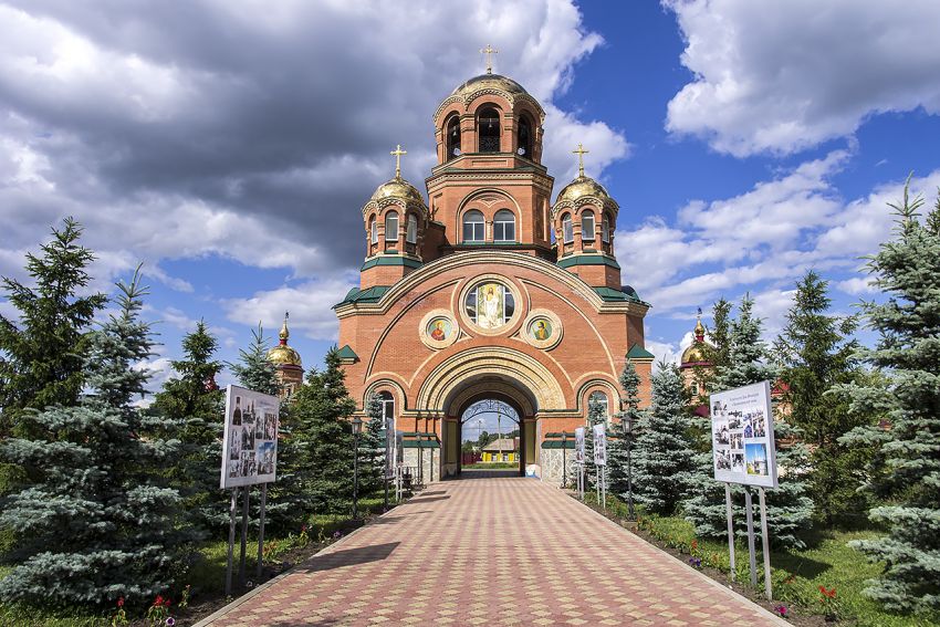 Троицкая Симеонова обитель милосердия. Церковь Вадима Персидского, Саракташ (Саракташский район, Оренбургская область). общий вид в ландшафте, Святые врата Строительство велось с 2009 по 2012г.