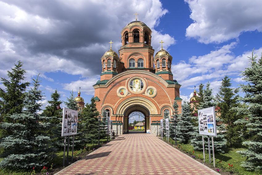 Св оренбург. Храм в Саракташе Оренбургской области. Свято-Троицкая Симеонова обитель милосердия. Троицкая Симеонова обитель милосердия в Саракташе. Саракташ Оренбург достопримечательности.