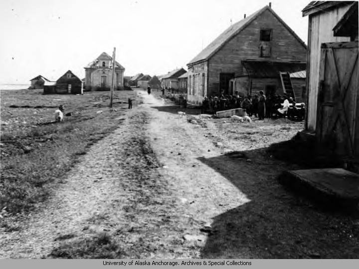 Церковь Николая Чудотворца (старая), Никольское (Алеутский район, Камчатский край). архивная фотография, Главная улица, церковное здание позади слева. Фотограф Alan G. May, источник: архив Аляскинского университета (г. Анкоридж), ссылка: https://vilda.alaska.edu/digital/collection/cdmg13/id/7610/rec/427