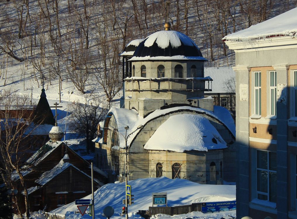 Церковь Александра Невского, Петропавловск-Камчатский (Петропавловск-Камчатский, город, Камчатский край). дополнительная информация, Вид с Советской улицы, слева действующая деревянная церковь Александра Невского