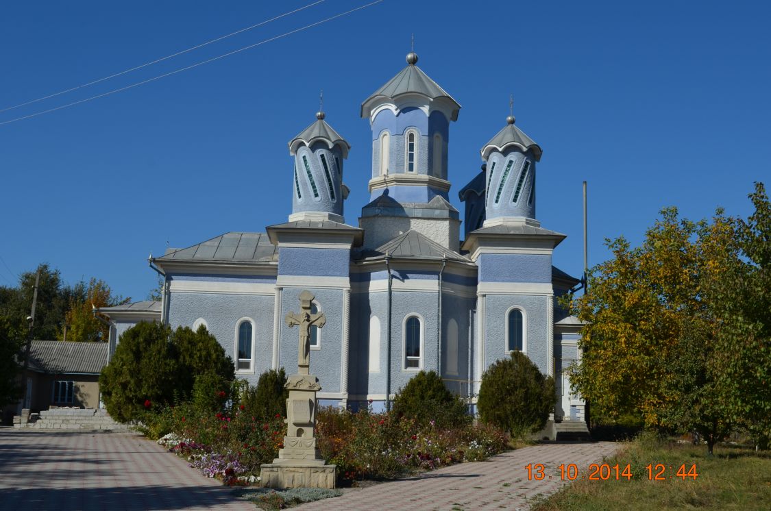 Реуцел. Церковь Успения Пресвятой Богородицы. фасады