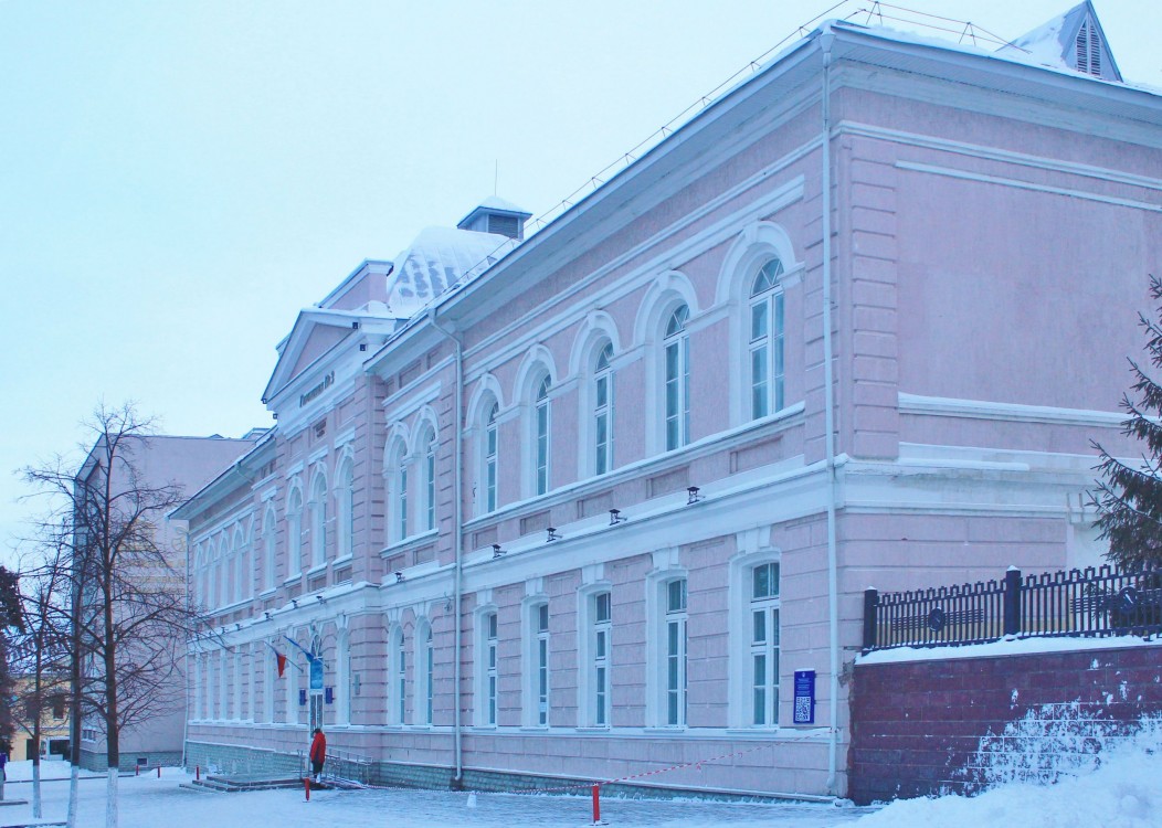 Уфа. Домовая церковь Введения во храм Пресвятой Богородицы при бывшей Мариинской женской гимназии. фасады, Здание бывшей женской гимназии (ныне корпус гимназии №3), в котором находилась церковь