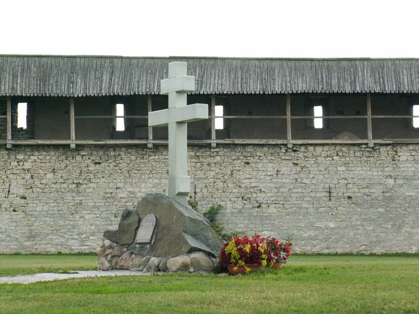 Кафедральный собор Благовещения Пресвятой Богородицы в Кроме, Псков (Псков, город, Псковская область). дополнительная информация, крест на месте собора