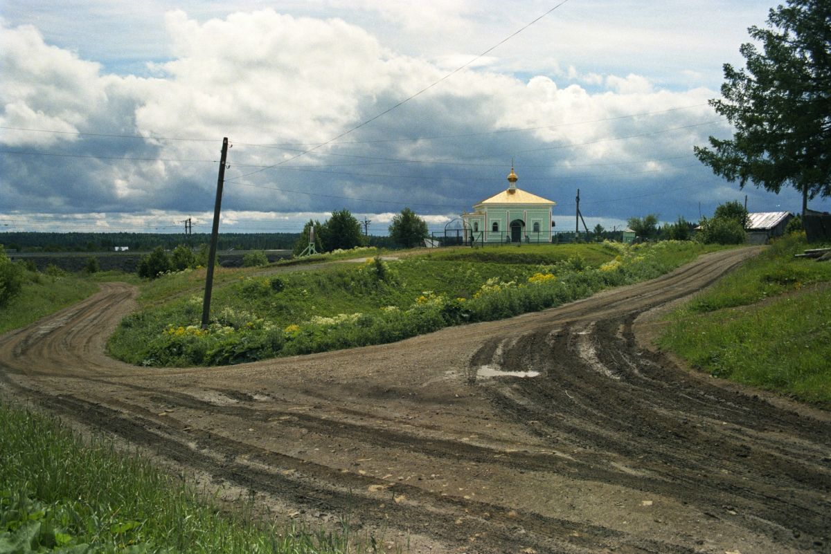 Церковь Тихона, Патриарха Всероссийского, Кордон (Кишертский район, Пермский край). документальные фотографии, фотопленка. Снимок храма еще без пристроенной колокольни