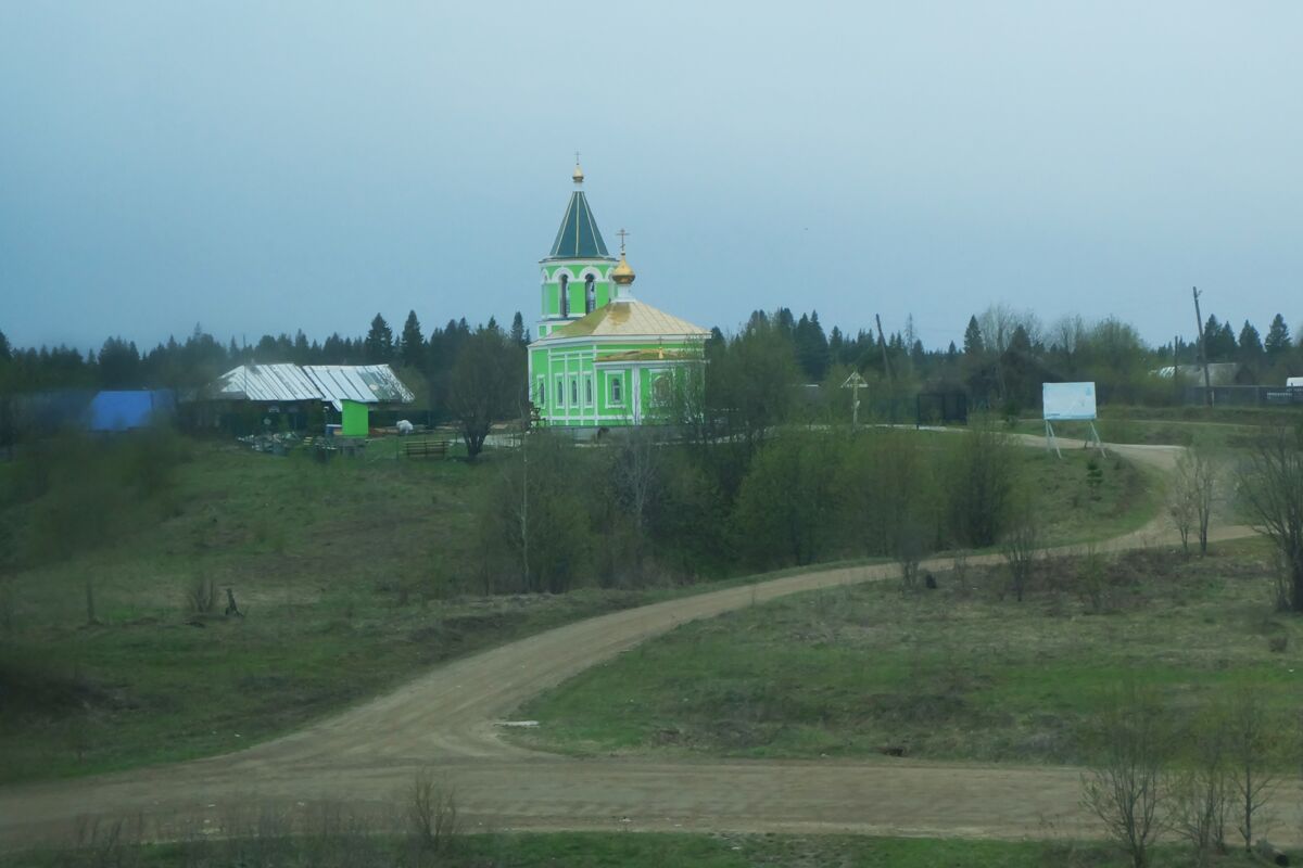 Церковь Тихона, Патриарха Всероссийского, Кордон (Кишертский район, Пермский край). общий вид в ландшафте, Вид с железной дороги