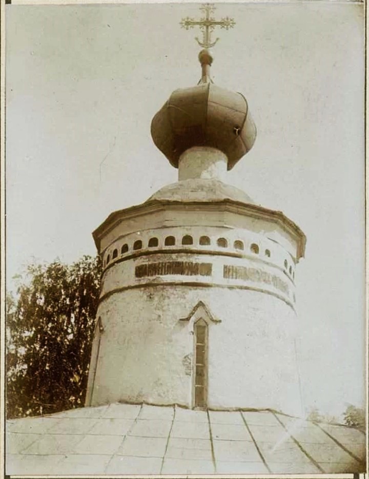 Собор Димитрия Солунского в Кремле, Гдов (Гдовский район, Псковская область). архивная фотография, Вид на купол. Фото Григорьева Николая Кирилловича 1914-1915 гг. из фондов Музея при Российской академии художеств. (Музейный № Ф-14849)