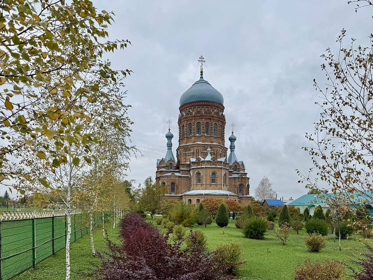 Вид с востока, общий вид в ландшафте. Церковь Покрова Пресвятой Богородицы, Новоивановская (Новопокровский район, Краснодарский край)