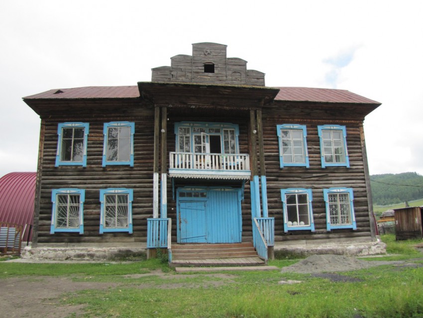 Шебалино. Церковь Успения Пресвятой Богородицы (утраченная). дополнительная информация, Спортивная школа, построенная из брёвен старого храма. Церковь была семиглавой, ее высота при постройке была 24 м.