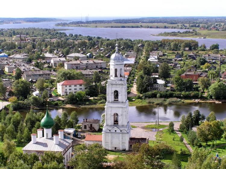 Пошехонье. Колокольня собора Рождества Христова. общий вид в ландшафте