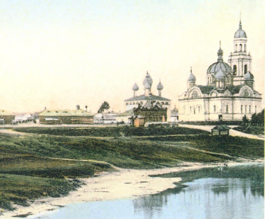 Часовня в память 17 октября 1888 года, Пошехонье (Пошехонский район, Ярославская область). архивная фотография, Фотография нач. 20 в. (около 1904-1916 гг.), предположительно с открытки изд. Лазарева. Позади часовни - Троицкий и Рождественский соборы. Источник - https://humus.livejournal.com/4508604.html