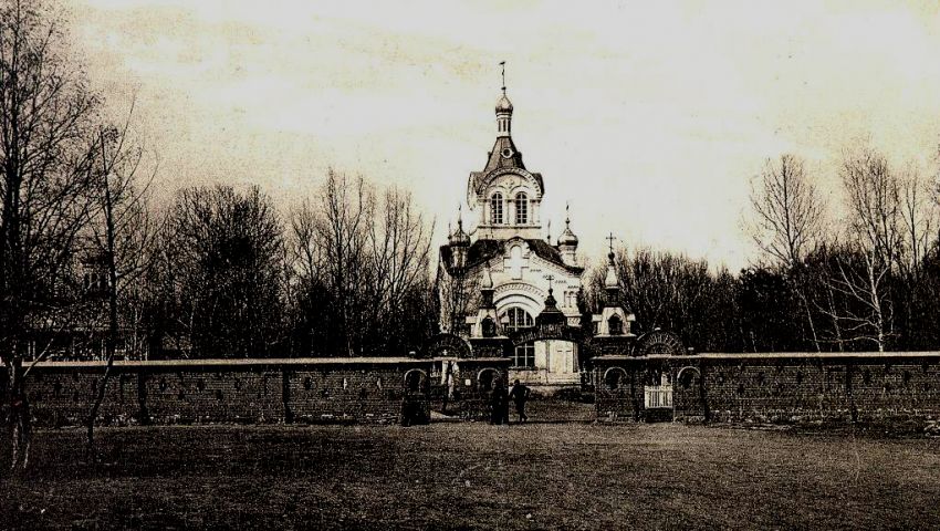 Церковь Второго Пришествия Христова (Страшного Суда), Благовещенск (Благовещенск, город, Амурская область). архивная фотография, Часовня на городском Вознесенском кладбище [прим. мод.: церковь видна слева за деревьями]. фото с https://pastvu.com/p/373107